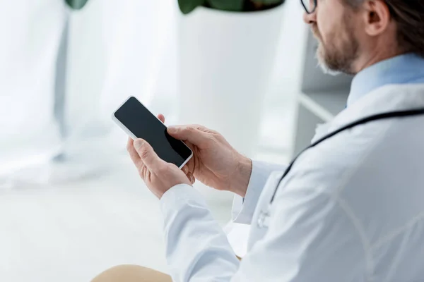 Hastanede Akıllı Telefon Kullanan Beyaz Önlüklü Bir Doktor — Stok fotoğraf