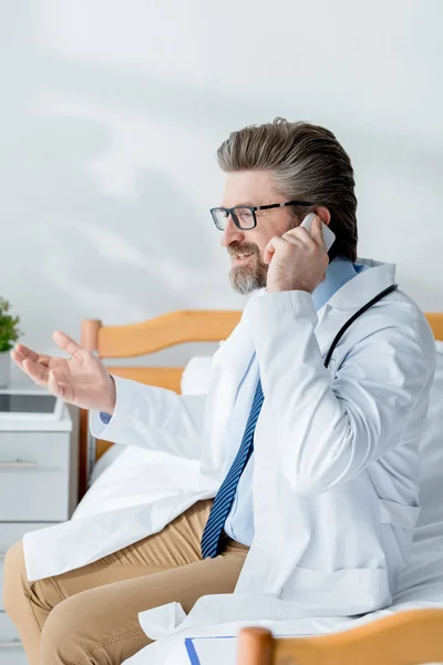 Lächelnder Arzt Weißen Kittel Spricht Krankenhaus Auf Smartphone — Stockfoto