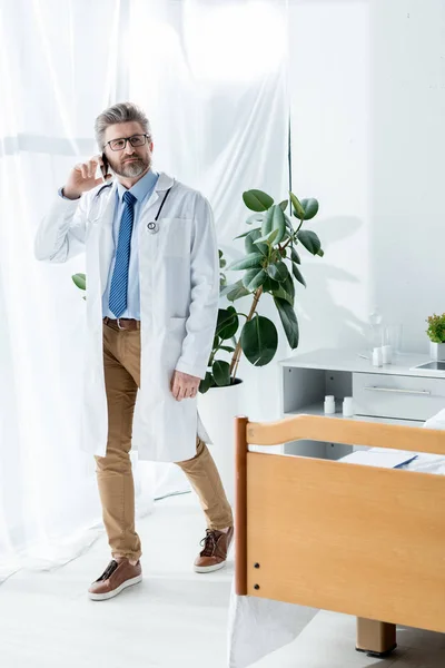 Médico Bonito Casaco Branco Falando Smartphone Hospital — Fotografia de Stock