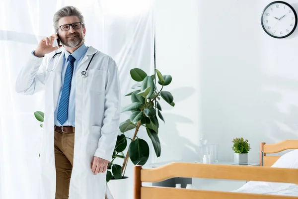 Médico Sorridente Casaco Branco Falando Smartphone Hospital — Fotografia de Stock