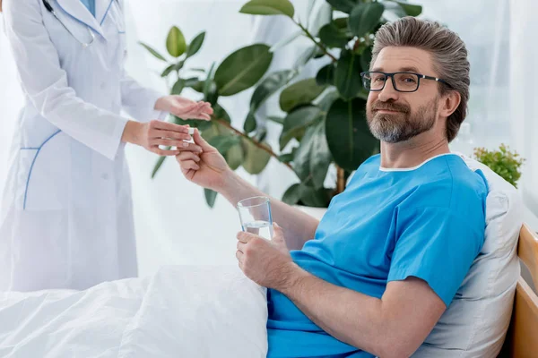 Ausgeschnittene Ansicht Eines Arztes Weißen Kittel Der Einer Patientin Krankenhaus — Stockfoto
