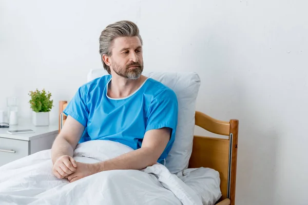 Paciente Bonito Vestido Médico Olhando Para Longe Hospital — Fotografia de Stock