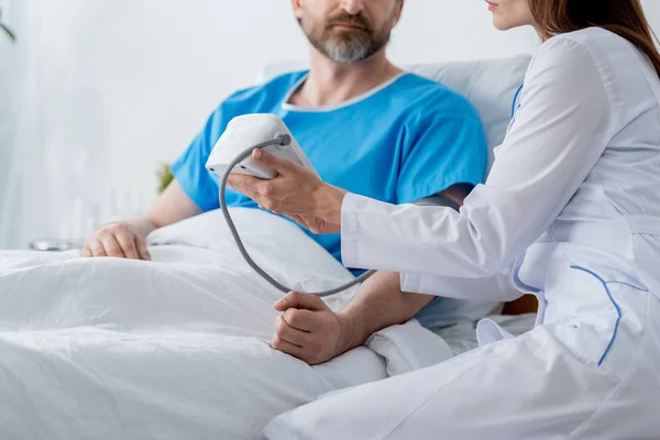 Cropped View Doctor Measuring Blood Pressure Patient Hospital — Stock Photo, Image