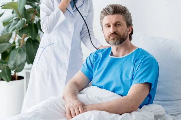 Levágott Kilátás Orvos Fehér Köpenyben Vizsgálja Beteg Sztetoszkóppal Kórházban — Stock Fotó