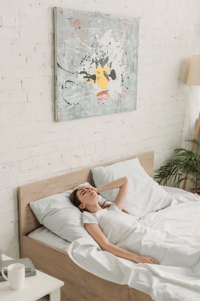 Wanita Muda Berbaring Tempat Tidur Dan Menderita Migrain — Stok Foto