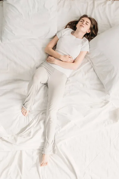 Вид Зверху Молоду Жінку Лежить Ліжку Закритими Очима Страждає Від — стокове фото