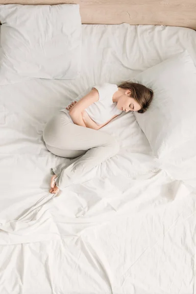 Pemandangan Indah Seorang Gadis Terbaring Tempat Tidur Dengan Mata Tertutup — Stok Foto