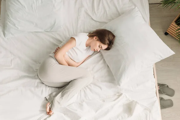 Vista Superior Mujer Joven Acostada Cama Sufriendo Dolor Estómago — Foto de Stock