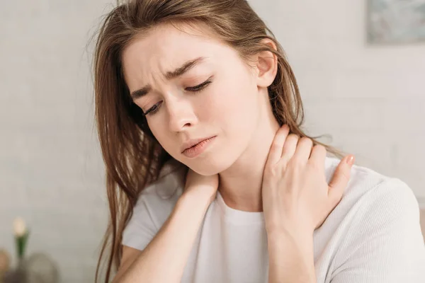 Gadis Marah Menyentuh Leher Sementara Menderita Sakit — Stok Foto