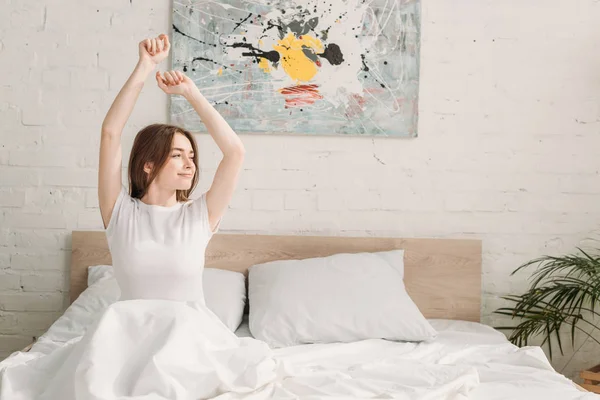 Chica Feliz Mirando Hacia Otro Lado Mientras Está Sentado Cama — Foto de Stock