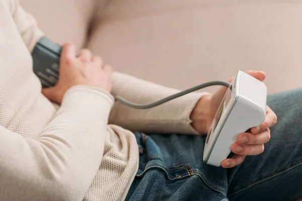 Ausgeschnittene Ansicht Eines Mannes Der Mit Einem Tonometer Den Blutdruck — Stockfoto