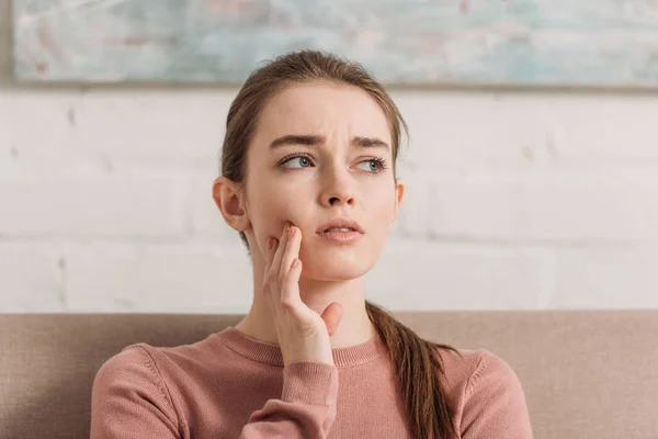 Accigliato Ragazza Guardando Altrove Mentre Soffre Mal Denti — Foto Stock