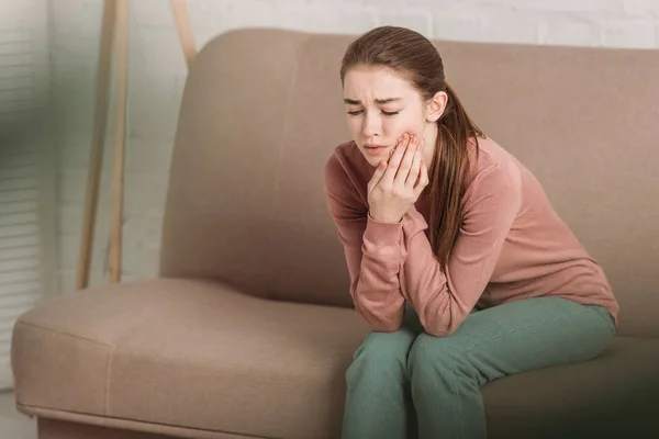 Unglückliches Mädchen Sitzt Auf Sofa Und Leidet Unter Zahnschmerzen — Stockfoto