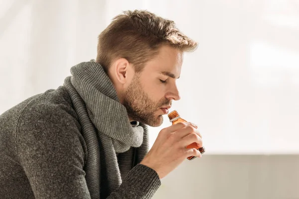 Nemocný Muž Teplé Šále Pití Sirup Proti Kašli Zavřenýma Očima — Stock fotografie