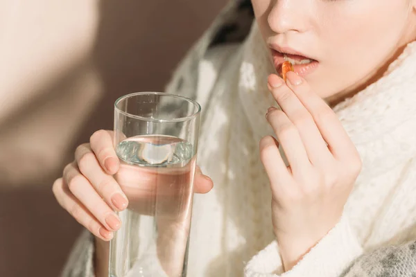 Vista Recortada Mujer Enferma Sosteniendo Vaso Agua Mientras Toma Medicamentos — Foto de Stock