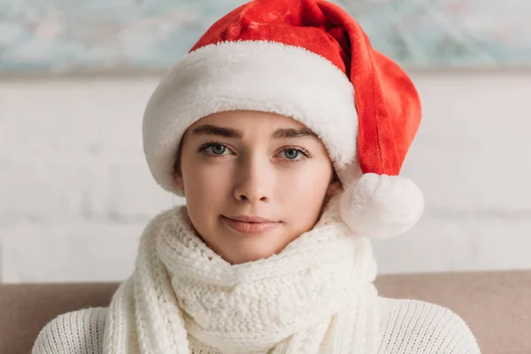 Malade Jeune Femme Dans Santa Chapeau Foulard Chaud Regardant Caméra — Photo