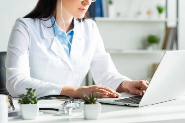 Doktorun, klinikteki dizüstü bilgisayarında hastayla çevrimiçi istişare yaptığı görüntüler.