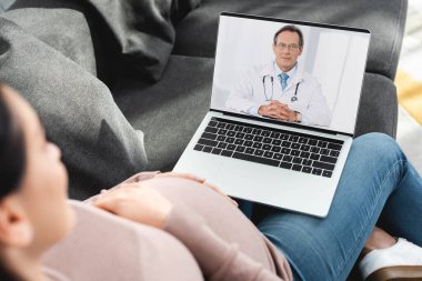 Hamile bir hastanın laptopta doktorla online istişare yaptığı görüntüler. 