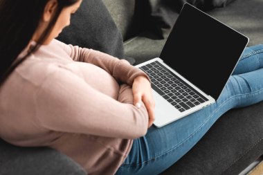 Hamile bir kızın evdeki bilgisayarında doktorla online istişare yaptığı görüntüler. 