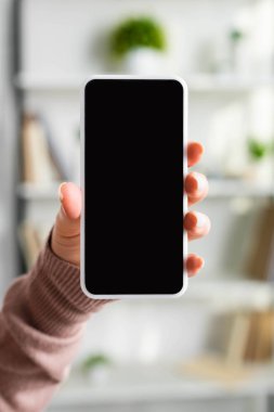 boş ekran ile smartphone tutan kadın görünümünü kırpılmış