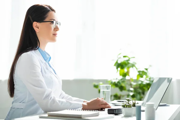 Hermoso Médico Sentado Consultorio Clínica Con Portátil — Foto de Stock