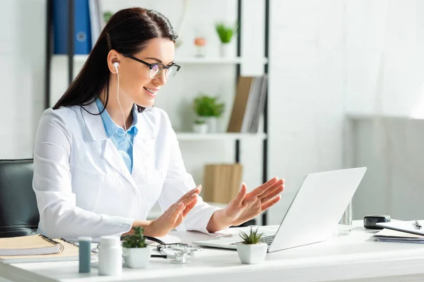 Attractive Smiling Doctor Having Online Consultation Patient Laptop Clinic Office — Stock Photo, Image
