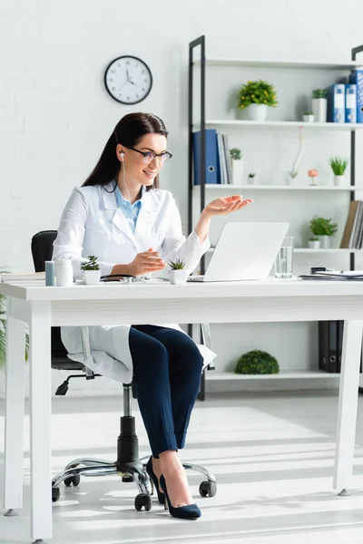 Sonriente Médico Femenino Que Tiene Consulta Línea Con Paciente Ordenador — Foto de Stock