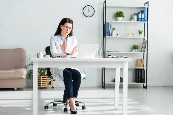 Medico Professionista Auricolare Avendo Consultazione Online Con Paziente Sul Computer — Foto Stock