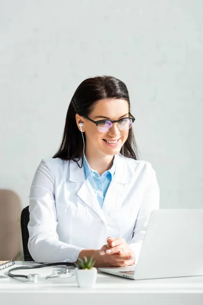 Médico Sonriente Que Tiene Consulta Línea Con Paciente Ordenador Portátil — Foto de Stock