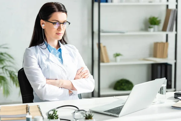 Doctora Con Brazos Cruzados Que Tiene Consulta Línea Con Paciente — Foto de Stock