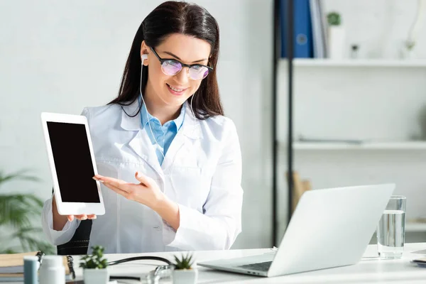 Pozitív Orvos Mutatja Diagnózis Digitális Tabletta Miközben Online Konzultáció Laptop — Stock Fotó