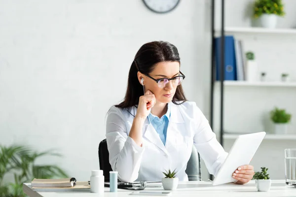 Seriöser Arzt Mit Online Beratung Auf Digitalem Tablet Büro — Stockfoto