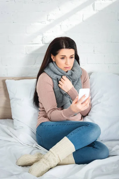 Mujer Enferma Que Tiene Consulta Línea Con Médico Teléfono Inteligente — Foto de Stock