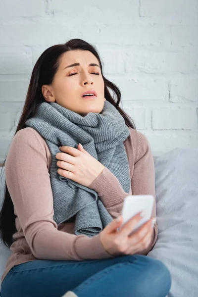 Mulher Doente Cansado Ter Consulta Line Com Médico Smartphone — Fotografia de Stock