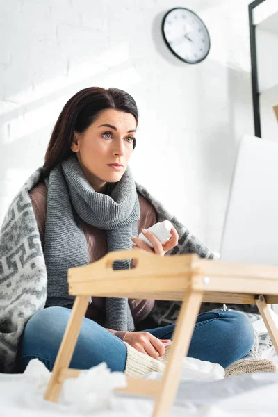 Schöne Kranke Frau Mit Tabletten Und Online Konsultation Mit Dem — Stockfoto