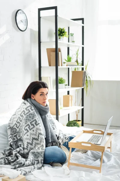 Attraktive Kranke Frau Mit Online Arztkonsultation Laptop — Stockfoto