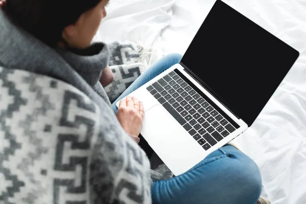 Холодная Женщина Имеющая Онлайн Консультации Врачом Ноутбуке Пустым Экраном — стоковое фото