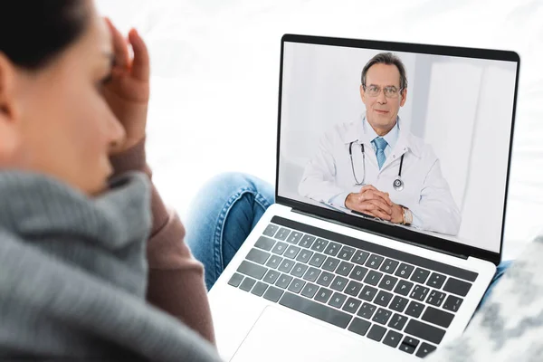 Sjuk Kvinna Som Har Online Konsultation Med Manlig Läkare Bärbar — Stockfoto