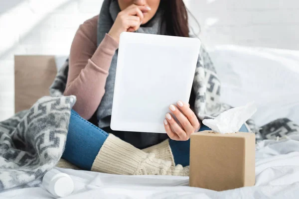 Bijgesneden Beeld Van Overstuur Zieke Vrouw Met Griep Die Online — Stockfoto