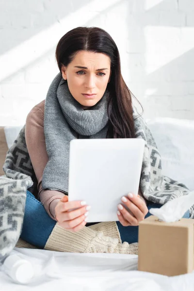 Vermoeide Zieke Vrouw Met Griep Die Online Overleg Heeft Met — Stockfoto