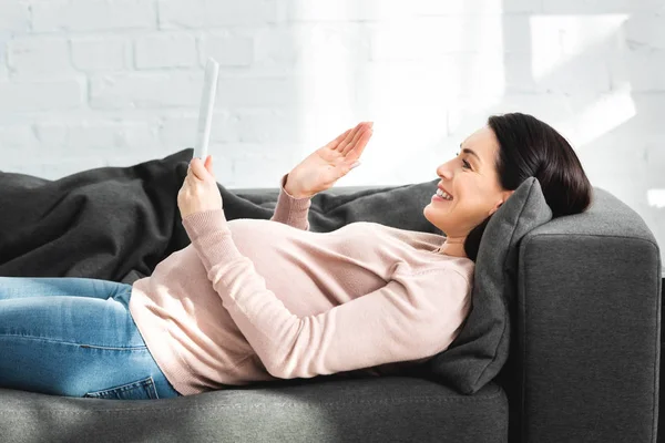 Mujer Embarazada Sonriente Saludando Teniendo Consulta Línea Con Médico Tableta — Foto de Stock