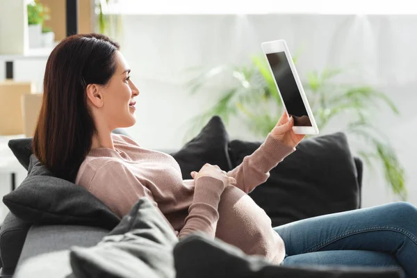 Mujer Embarazada Que Tiene Consulta Línea Con Médico Tabletas Digitales — Foto de Stock