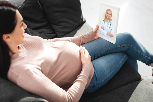 Привлекательная Беременная Женщина Онлайновой Консультацией Женщиной Врачом Цифровом Планшете — стоковое фото
