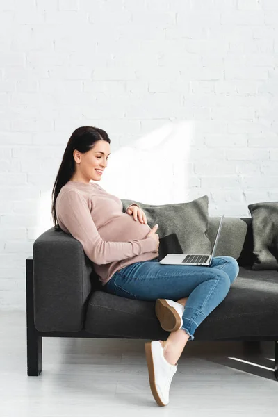 Sorrindo Mulher Grávida Tendo Consulta Line Com Médico Laptop Casa — Fotografia de Stock