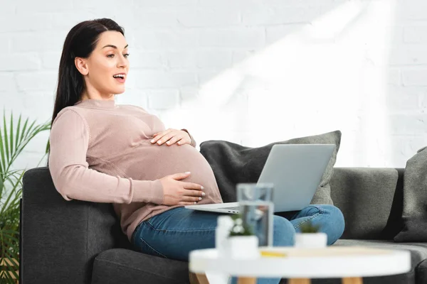 Aantrekkelijke Zwangere Vrouw Met Online Overleg Met Arts Laptop Thuis — Stockfoto