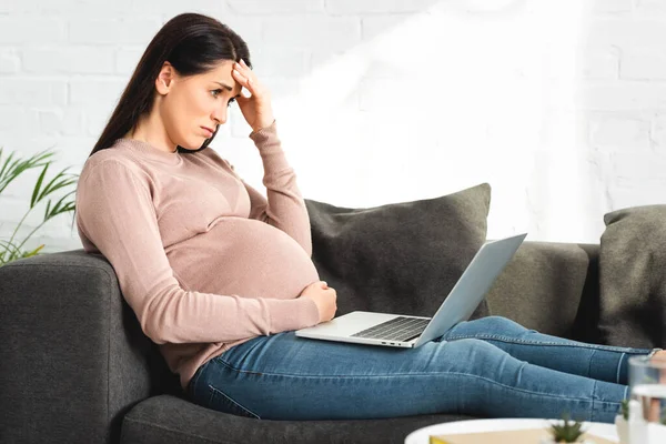 Rozrušený Těhotná Žena Line Konzultace Lékařem Notebooku Doma — Stock fotografie zdarma