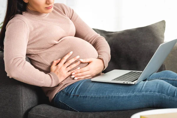 Беременная Женщина Испытывает Боль Время Онлайн Консультации Врачом Ноутбуке Дома — стоковое фото