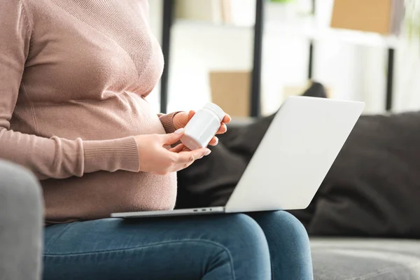 Abgeschnittene Ansicht Einer Schwangeren Frau Mit Pillen Und Online Konsultation — Stockfoto