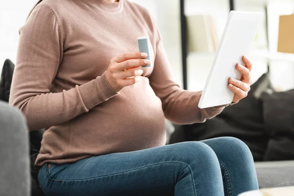 Cropped View Pregnant Patient Holding Pills While Having Online Consultation — Stock Photo, Image