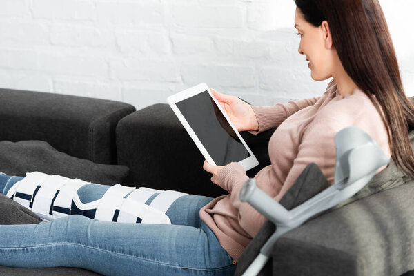 женщина со сломанной ногой имеет онлайн консультации с врачом на цифровой планшет дома
